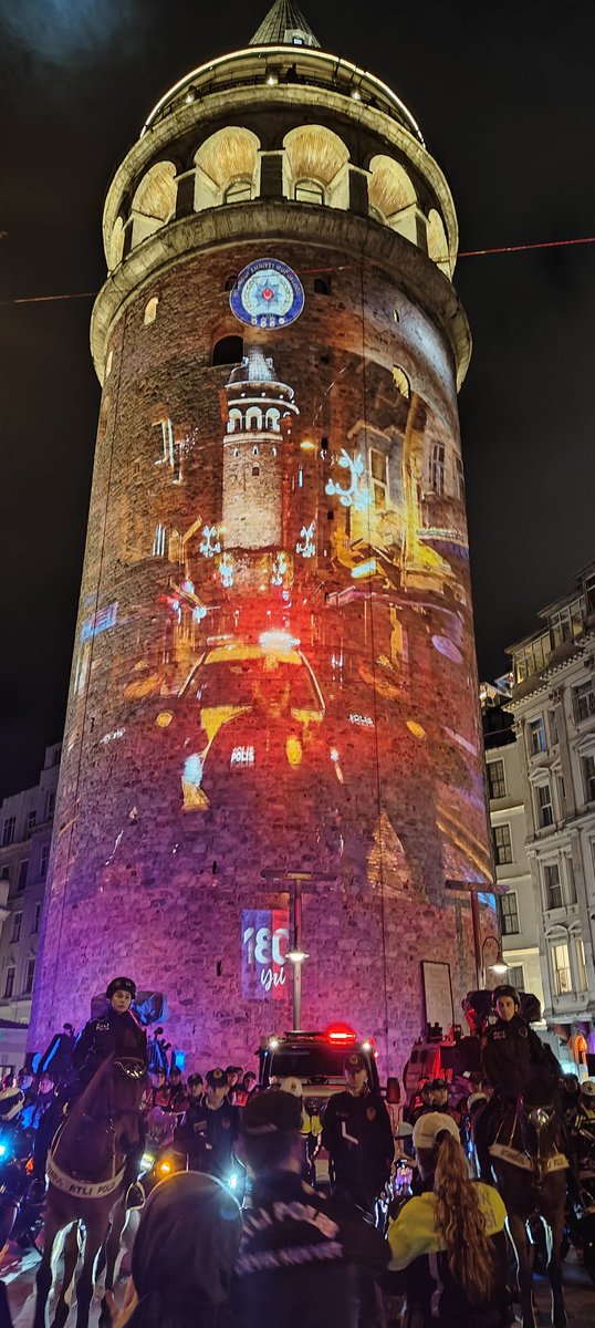 Cuntacılar galata kulesini ele geçirmiş Halk jön türkleri bekliyor !!!!