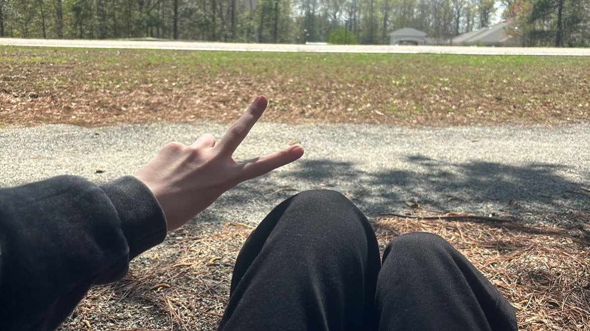 skullf0ck's tweet photo. sitting on the side of the road cuz i missed therapy and i can’t let my mom know https://t.co/ULnKCcUDic