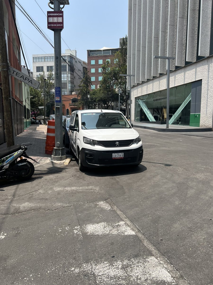 dircefp's tweet photo. @AlcaldiaMHmx @mauriciotabe ¡esto es maltrato animal! Una van estacionada a medio rayo del sol con jaulas y perros ahogándose de calor mientras el chofer campante platicando en la esquina en una taqueria.
Alica esquina teapa / alado de Torre Virreyes molinos del rey.

@LaSEMOVI https://t.co/IDW7WJRGP0