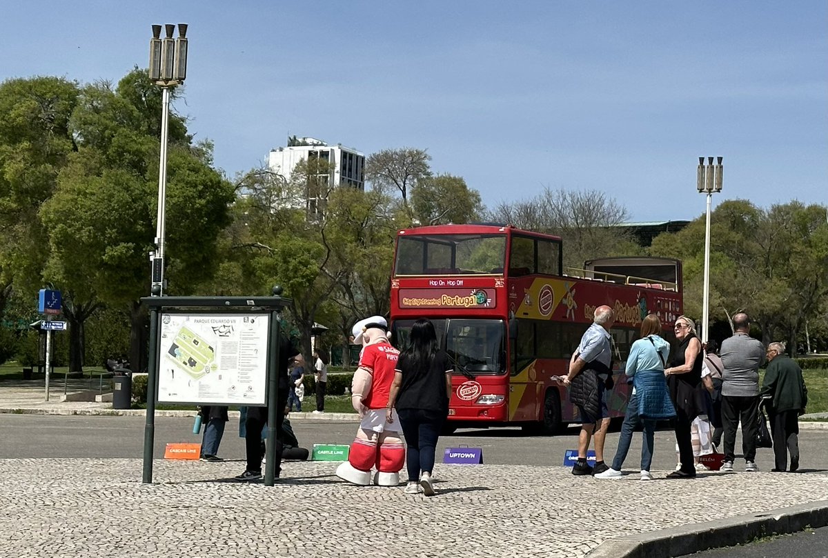 Sabes que o <a href="/SLBenfica/">SL Benfica</a> está forte quando até por acaso encontras o Popeye equipado com o Manto Sagrado no Marquês!! 💪🏼