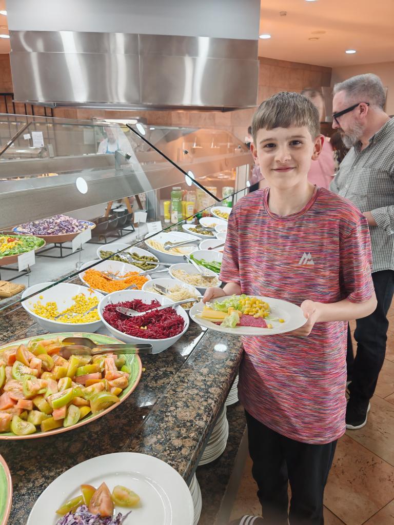 WCHS_MFL's tweet image. A very welcome dinner time after a busy day. #spoiltforchoice #tenemoshambre