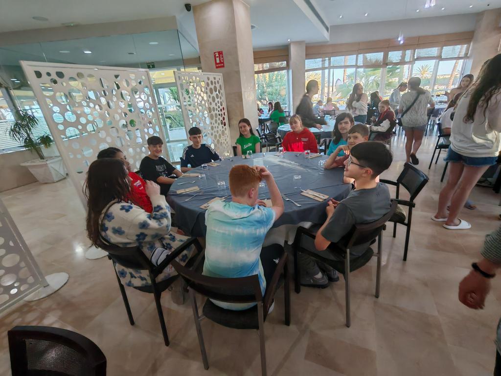 WCHS_MFL's tweet image. A very welcome dinner time after a busy day. #spoiltforchoice #tenemoshambre