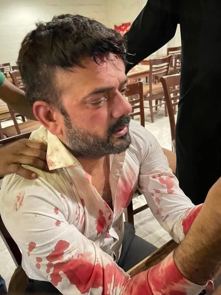 ڪراچي بار ايسويئيشن جي صدر ايڊوڪيٽ عامر نواز وڙائچ تي ٿيل قاتلاڻي حملي جي سخت لفظن ۾ مذمت ڪجي ٿي.  مطالبو ڪريون ٿا ته حملي ۾ ملوث جوابدارن کي فوري طور گرفتار ڪري قانون آهر سزا ڏني وڃي.
رياض علي چانڊيو 
چيئرمن جيئي سنڌ محاذ 
#NoMoreCanalsOnIndus