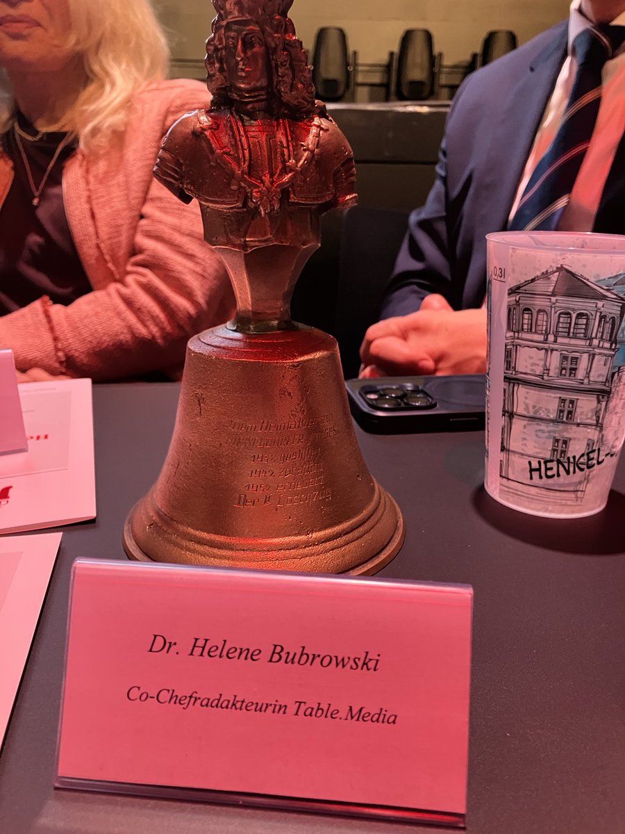 Helene Bubrowski (@helenebubrowski) on Twitter photo Die #DüsseldorferJonges nehmen keine Frauen auf, aber Ehrengästinnen der Verleihung der Silbernen Heine-Gesamtausgabe werden schnell befördert 😇 <a href="/MichaelBroecker/">Michael Bröcker 💎</a> Die #DüsseldorferJonges nehmen keine Frauen auf, aber Ehrengästinnen der Verleihung der Silbernen Heine-Gesamtausgabe werden schnell befördert 😇 <a href="/MichaelBroecker/">Michael Bröcker 💎</a>