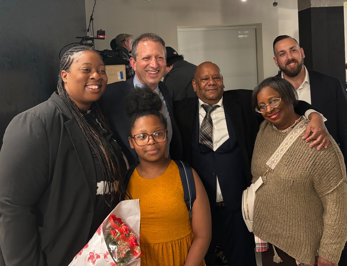 Thanks to @fhcnyc, <a href="/CityLimitsNews/">City Limits</a>, <a href="/MNNNYC/">Manhattan Neighborhood Network</a>, and @nyc_hov for having me at last night's forum.

When I'm Mayor, we'll end homelessness for people with serious mental illness, triple capital spending on <a href="/NYCHA/">NYCHA</a>, and directly empower residents—all while protecting against Trump's