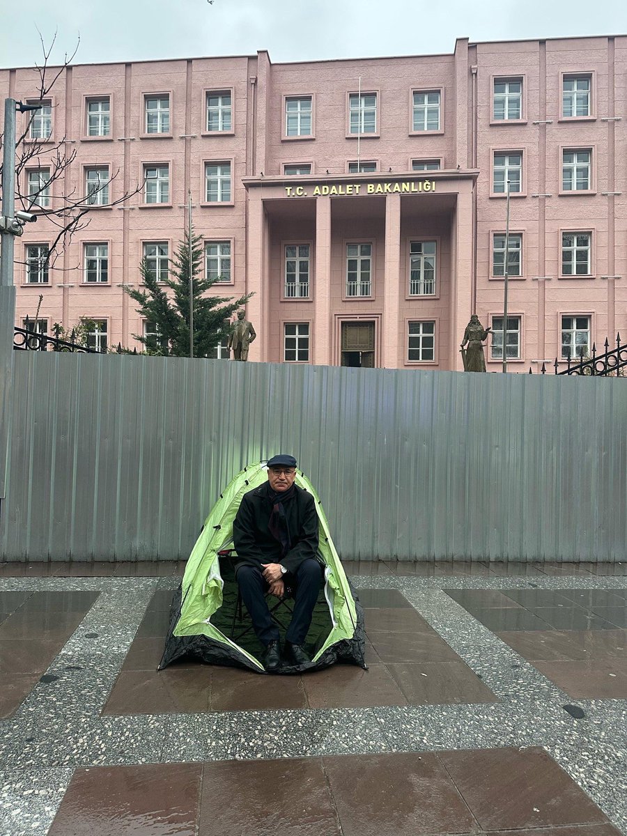 Tutuklu öğrenciler için canla başla mücadele eden Şu adam gibi adama destek verecek hiç mi Milletvekili yok CHP’de? Özgür Özel? #cokusdonemi