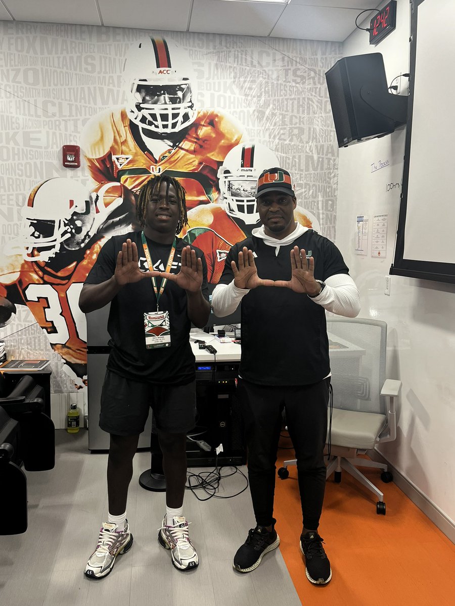 TaihjMoore's tweet photo. Had a great time at the U 💚🧡@Coach_Merritt https://t.co/sXNWsEw4EM
