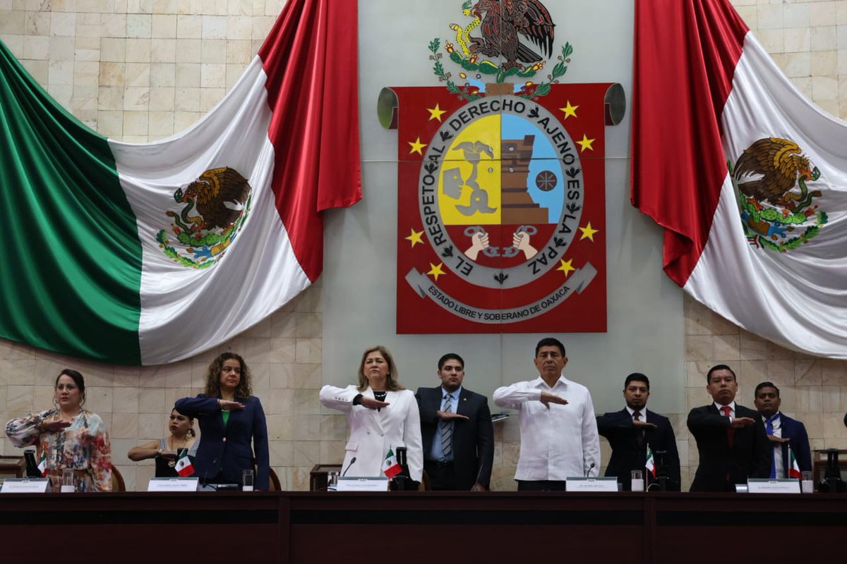 tsjoaxaca's tweet photo. #EstaMañana la titular del PJEO, asistió al Segundo Informe de Actividades de la Mtra. Elizabeth Lara Rodríguez, titular de la @DDHPO, junto al gobernador @salomonj en el recinto del H. @CongresoOaxaca_. https://t.co/s8zUPZzpBt