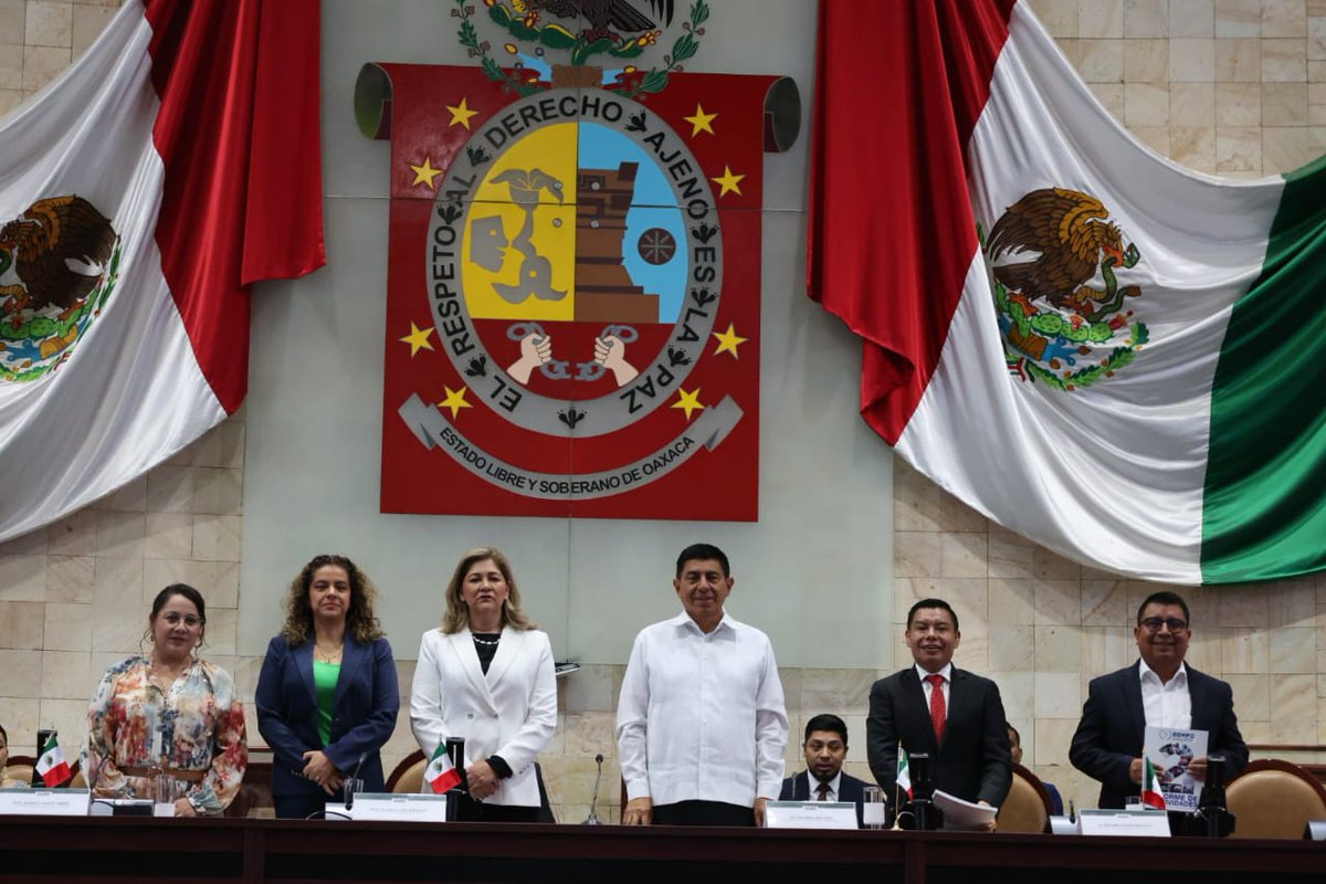 tsjoaxaca's tweet photo. #EstaMañana la titular del PJEO, asistió al Segundo Informe de Actividades de la Mtra. Elizabeth Lara Rodríguez, titular de la @DDHPO, junto al gobernador @salomonj en el recinto del H. @CongresoOaxaca_. https://t.co/s8zUPZzpBt