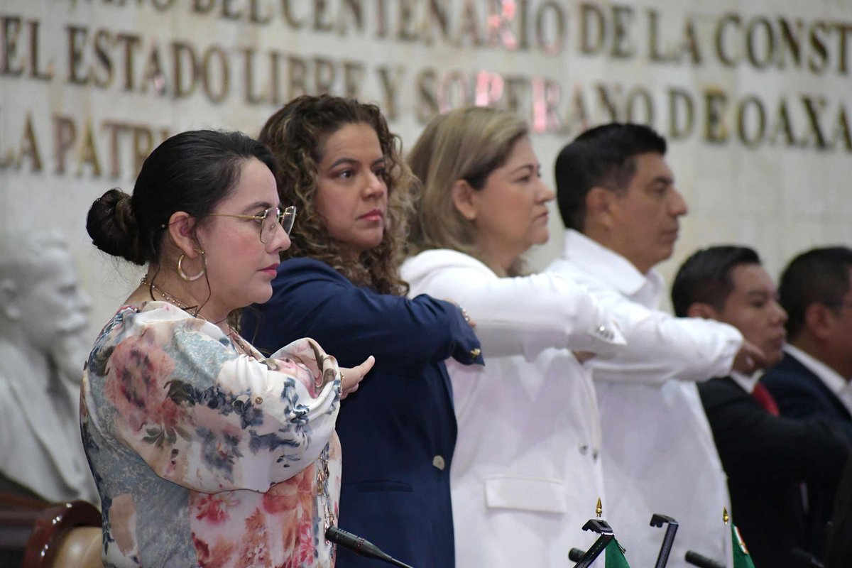 tsjoaxaca's tweet photo. #EstaMañana la titular del PJEO, asistió al Segundo Informe de Actividades de la Mtra. Elizabeth Lara Rodríguez, titular de la @DDHPO, junto al gobernador @salomonj en el recinto del H. @CongresoOaxaca_. https://t.co/s8zUPZzpBt