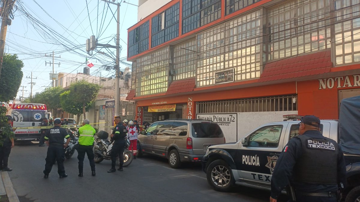 LasVoces_Edomex's tweet photo. 🚨 #ÚLTIMAHORA

🔴 Ataque directo deja un hombre sin vida frente a notaría en Texcoco ⚖️🚨

Este lunes por la mañana, un hombre fue asesinado a balazos 💥 en la calle 2 de marzo #203 bis, frente a la Notaría 72 🏢. Testigos señalan que la víctima, presuntamente un litigante 👨‍⚖️, fue interceptado por un sujeto que ya lo esperaba en motocicleta 🏍️ y le disparó por la espalda antes de ingresar al inmueble.

El atacante huyó en la misma moto tras el ataque 🏃‍♂️💨. La víctima había llegado en un auto rojo 🚗 con placas del Edoméx, registrado en Atizapán de Zaragoza.

👮‍♂️ Autoridades municipales llegaron al sitio y notificaron a la Fiscalía Regional de Texcoco ⚖️, que ya realiza las investigaciones correspondientes 🔍.

@texcoco

#Texcoco #Inseguridad #FGJEM #Justicia #Hechos2025

https://t.co/4CLQiWSl0I