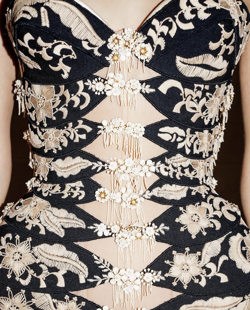 LaModeUnknown's tweet photo. Always AMUSED by the process of HOW Daniel Roseberry and his ✨Schiaparelli✨ team create their pieces — matador embroidery look of Spring/Summer 2025 Couture ‘Icarus’. 🪡 https://t.co/Tzkm2TTNzd