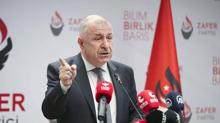 mahfildijital's tweet photo. 🔴 Ümit Özdağ hakkında halkı kin ve düşmanlığa tahrik suçundan zincirleme ve basın yoluyla işlendiği gerekçesiyle 8 yıla kadar hapis istemiyle iddianame hazırlandı.

▪️Savcılık, Özdağ’ın söylemlerinin Kayseri’de 15 bin kişilik protestolarla sonuçlandığını ve 263 ev ile işyerinin zarar gördüğünü belirtti.

▪️“İç savaş çıkacak, yüzde yüz” ifadesi ile sosyal medya paylaşımlarının kamu barışını tehdit ettiği vurgulandı.

▪️AmbargoTV hesabındaki içeriklerin doğrudan Özdağ’ın talimatıyla kurgulandığı yazışmalarla tespit edildi.