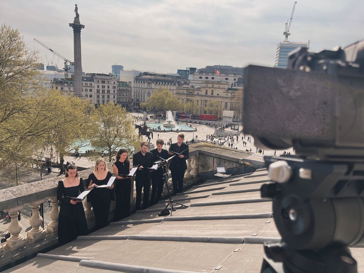 StMartinsVoices's tweet image. Behind the scenes today up on the roof of @smitf_london - a recording with a view! 🧗 Stay tuned to find out what we were recording- but for now enjoy the scenery!! #rooftopsessions #musicintheair #recording @stmartins_music
