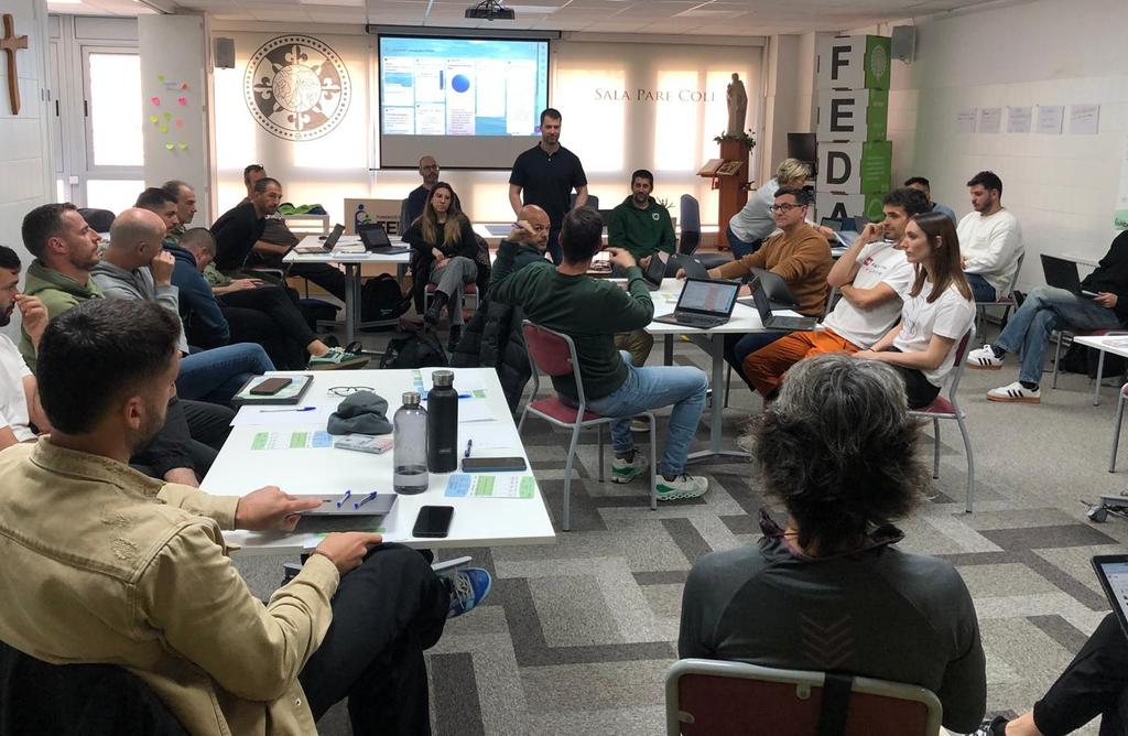 Et sonen dinàmiques com World Coffee, debat socràtic o un Edcamp! A través d’aquestes dinàmiques els especialistes d’#educaciófísica han aprofundit avui en el projecte #avuixdemà, han compartit propòsit i han enriquit la seva línia pedagògica.
#EscolesAutèntiquesxPersonesÚniques