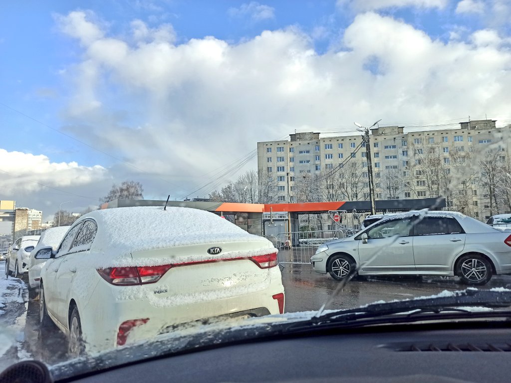 Орлец накрыл снежный шторм. Спустя 10 минут отпустило.
К слову, такая погода сегодня весь день. Завтра по прогнозу снежка чуть меньше, ночью -3, днём +2. Ровно через неделю пророчат +20