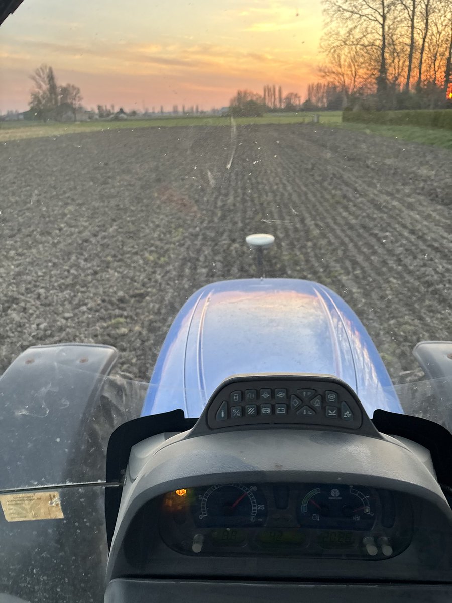 Nog een paar lijntjes plantenvoeding inwerken en klaar voor vandaag. Een dag zoals zo vele de voorbije 16 jaar als voorzitter van ⁦@ABSvzwNATIONAAL⁩ . Vroeg uit de veren, gewasbescherming gespoten. Snelle douche, ritje Brussel, vergaderen en afsluiter: weer de tractor op.