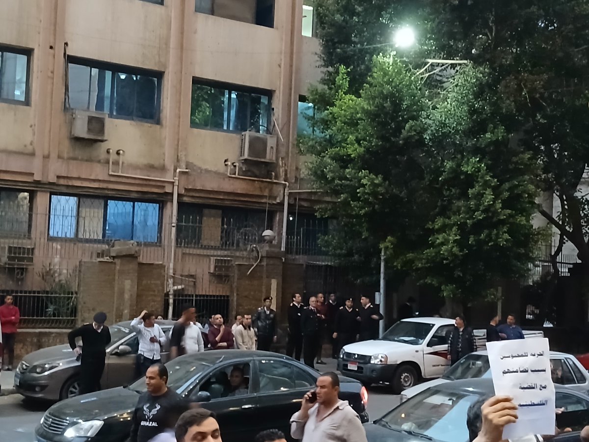 _AliBakry's tweet photo. مصر لم تمت.. هنا القاهرة

من أمام نقابة الصحفيين، يقف أصحاب القضية الحقيقيون،
بعيدًا عن مأجوري أحزاب الموالاة وأفعالهم المخزية. https://t.co/a9mw0WGTgX