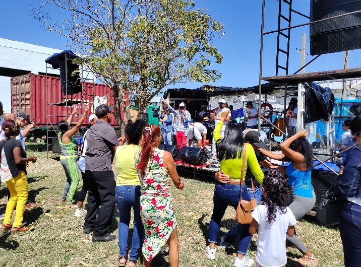 Aliuska620769's tweet photo. A ritmo de La #OriginalDeManzanillo, disfrutaron los trabajadores de la Industria de la Pesca su día.🇨🇺 
#Cuba
#PescaPorCuba
#UnidosXCuba
#GobiernoManzanillo #ProvinciaGranma https://t.co/mxioUlgUaj