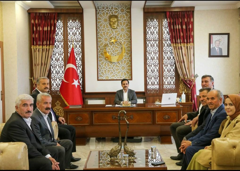 Ilçe koordinatörümüz sn. Kamuran ATEŞ ve ilçe teşkilatı arkadaşlarım ile beraber kaymakamımız sn. Yasin ERDEM'e bayram tebriginde bulunduk. Her zaman oldugu gibi ilgi ve alakaları için sn. Kaymakamımıza şahsım ve arkadaşlarım adına  teşekkür ederim. <a href="/abuyukgumus/">Ahmet Büyükgümüş</a> <a href="/ArvasAbdulahat/">Abdulahat Arvas</a>