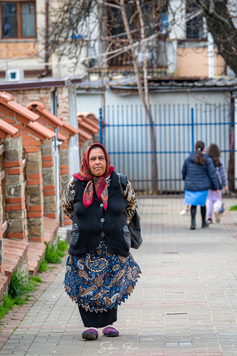SilviuFoca's tweet photo. Oamenii de lângă noi, cei pe lângă care trecem de cele mai multe ori fără să-i observăm, fără să le dăm atenție.
Fiecare are o poveste, pe care dacă ești suficient de atent la detalii o poți întrezări pe chipul lor și în atitudinea pe care o au.
1/>>
#StreetPhotography https://t.co/yzKidI5mJZ