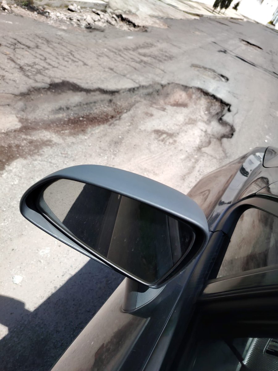 tatyariasb's tweet photo. @aguadequito @AMT_Quito @gadconocoto @ObrasQuito @pabelml @SeguridadeQuito Imposible conducir, calle Sebastián de Benalcázar desde la Autopista hasta el cruce con la Nela Martínez, a parte de los cráteres, fuga de agua #Ayuda #Conocoto https://t.co/xevsTntwXP