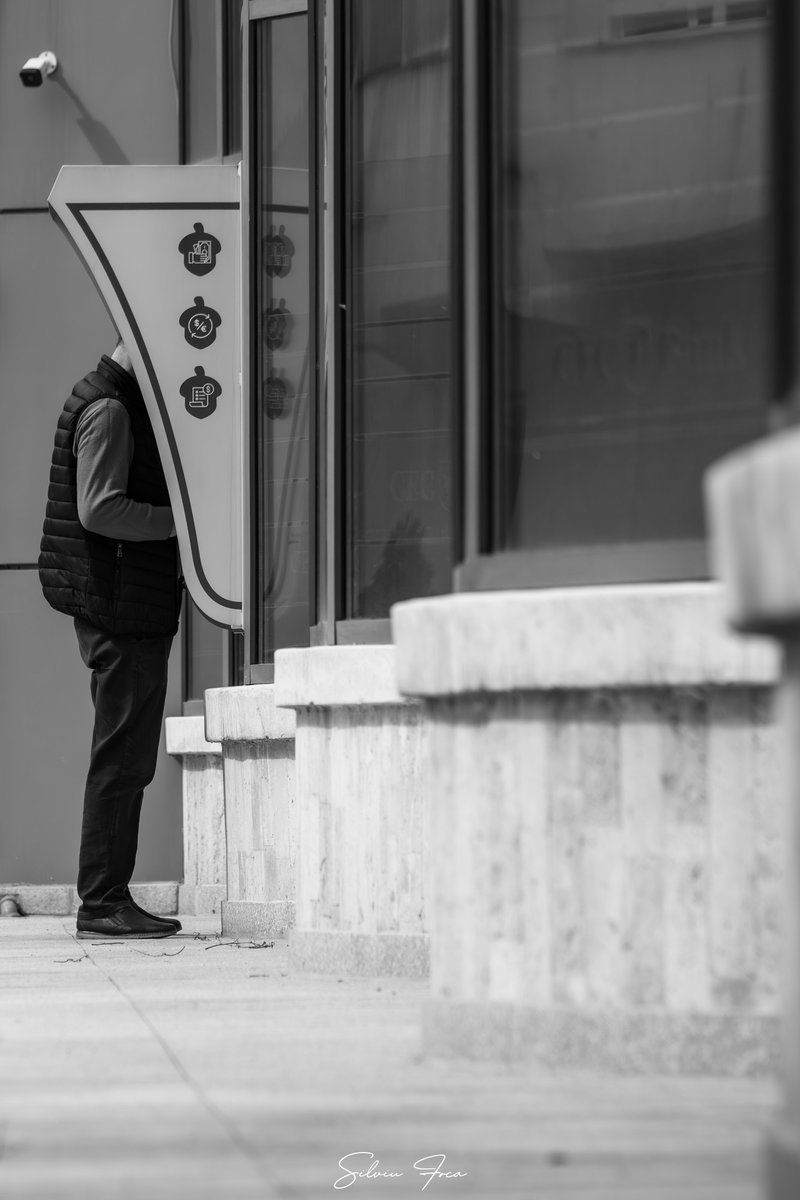 SilviuFoca's tweet photo. Oamenii de lângă noi, cei pe lângă care trecem de cele mai multe ori fără să-i observăm, fără să le dăm atenție.
Fiecare are o poveste, pe care dacă ești suficient de atent la detalii o poți întrezări pe chipul lor și în atitudinea pe care o au.
1/>>
#StreetPhotography https://t.co/yzKidI5mJZ