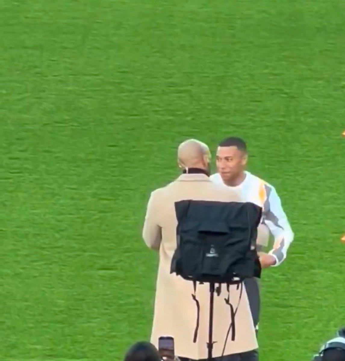 ActuFoot_'s tweet photo. Thierry Henry ๐ซ๐ท : ยซ Kylian Mbappรฉ ?
Je ne lui souhaite rien de mal, mais ce soir, j'ai dit ร Kylian : "๐ฆ'๐ถ๐น ๐๐ฒ ๐ฝ๐น๐ฎ๐ถฬ๐, ๐ท๐ฒ ๐ป๐ฒ ๐๐ฒ๐๐
๐ฝ๐ฎ๐ ๐๐ฒ ๐๐ผ๐ถ๐ฟ." ยป ๐
๐๏ธ @CBSSportsGolazo https://t.co/ll7J8NArrt