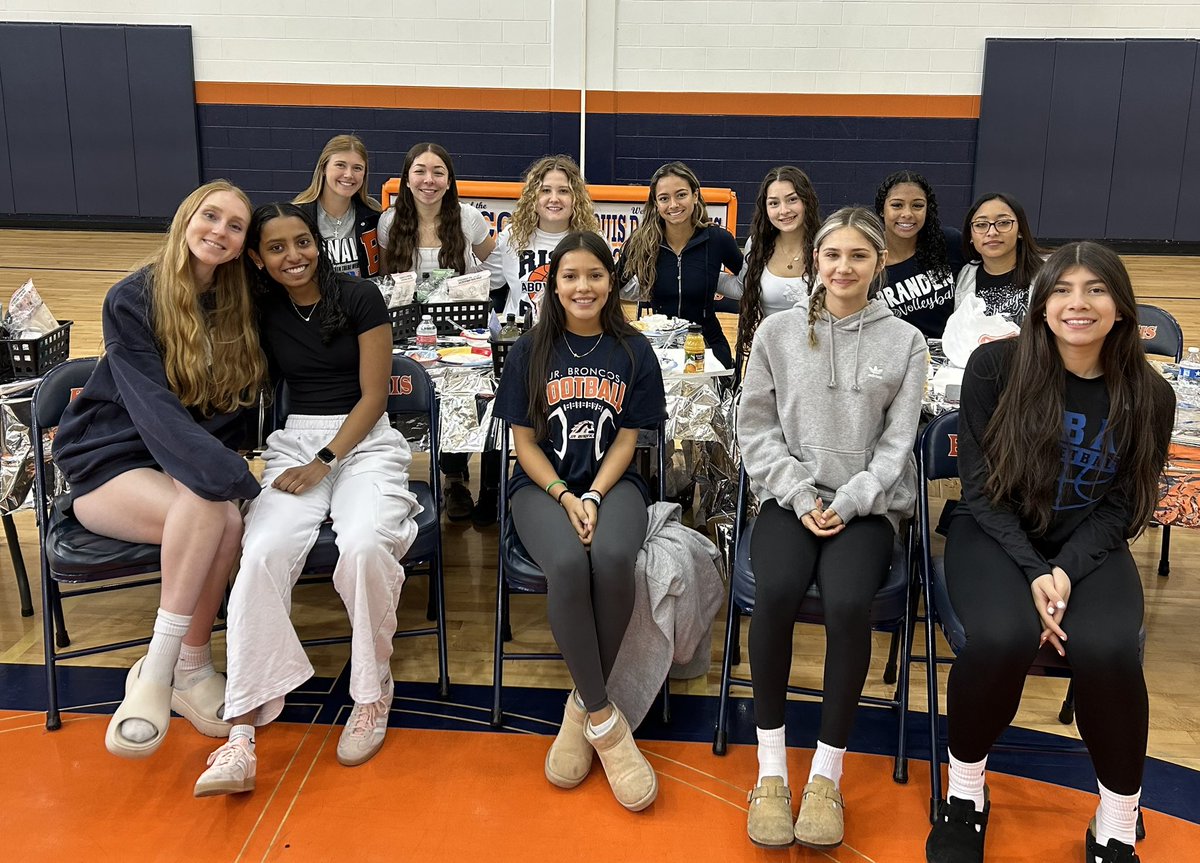 One last breakfast with our #Senior2025 😢 We love you guys! 💙🧡💙🧡 #Family