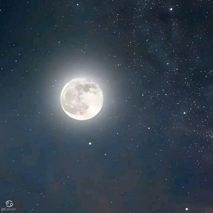 moonloverxjpg's tweet photo. la luna es hermosa, ¿no? https://t.co/FjFqxfdupI