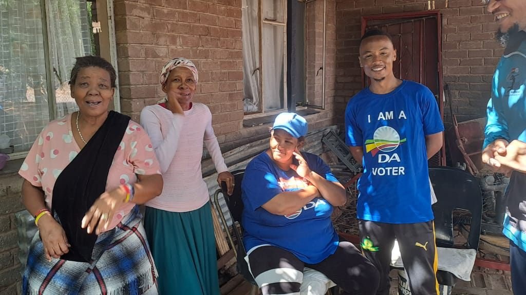 DA_NCape's tweet photo. ๐ขThe DA continues to fight for freedom & fairness for all South Africans, with economic growth & job creation as our number one priority.
The DA is planning & engaging communities, as we work to get people back to work.๐โ
#Hopetown #Kimberley #Upington #Raaswater https://t.co/CSW2qpkPjt