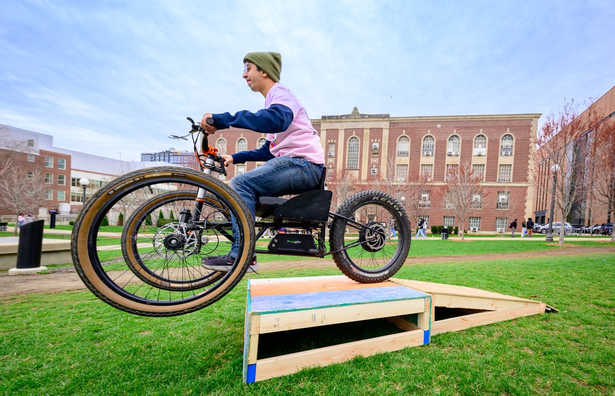 UofIllinois's tweet photo. Things from #ILLINOIS' 2025 Engineering Open House living rent-free in our heads: Solar cars ☀️ Music made from electrifying plasma 🎶  A coffee-serving robot ☕ and many other exhibits.

Innovation powered by Grainger engineering students. 🔸🔹 https://t.co/ecka7mPbpa