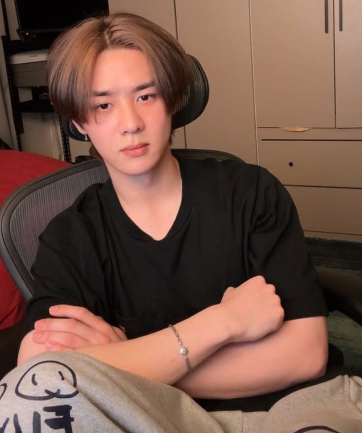 picsforkun's tweet photo. hi guys sorry i havent posted a lot, could you retweet this post to increase my activity? https://t.co/9w5tnDg140