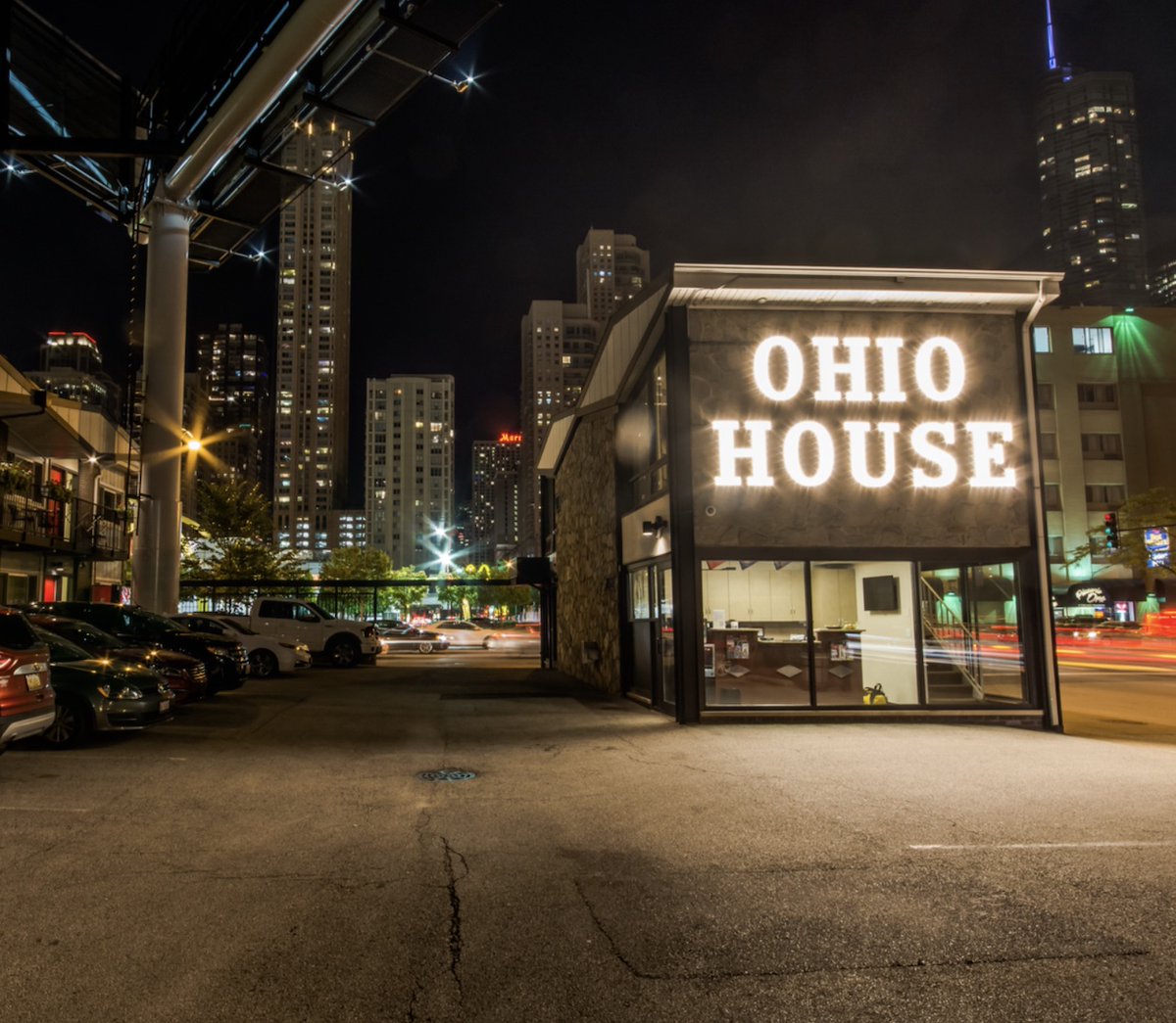 RichardERoeper's tweet photo. I vote for Season 4 of "The White Lotus" to be filmed at the Ohio House Motel in River North. https://t.co/saGrNeg1Zg