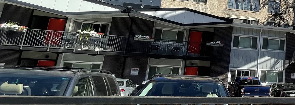 RichardERoeper's tweet photo. I vote for Season 4 of "The White Lotus" to be filmed at the Ohio House Motel in River North. https://t.co/saGrNeg1Zg