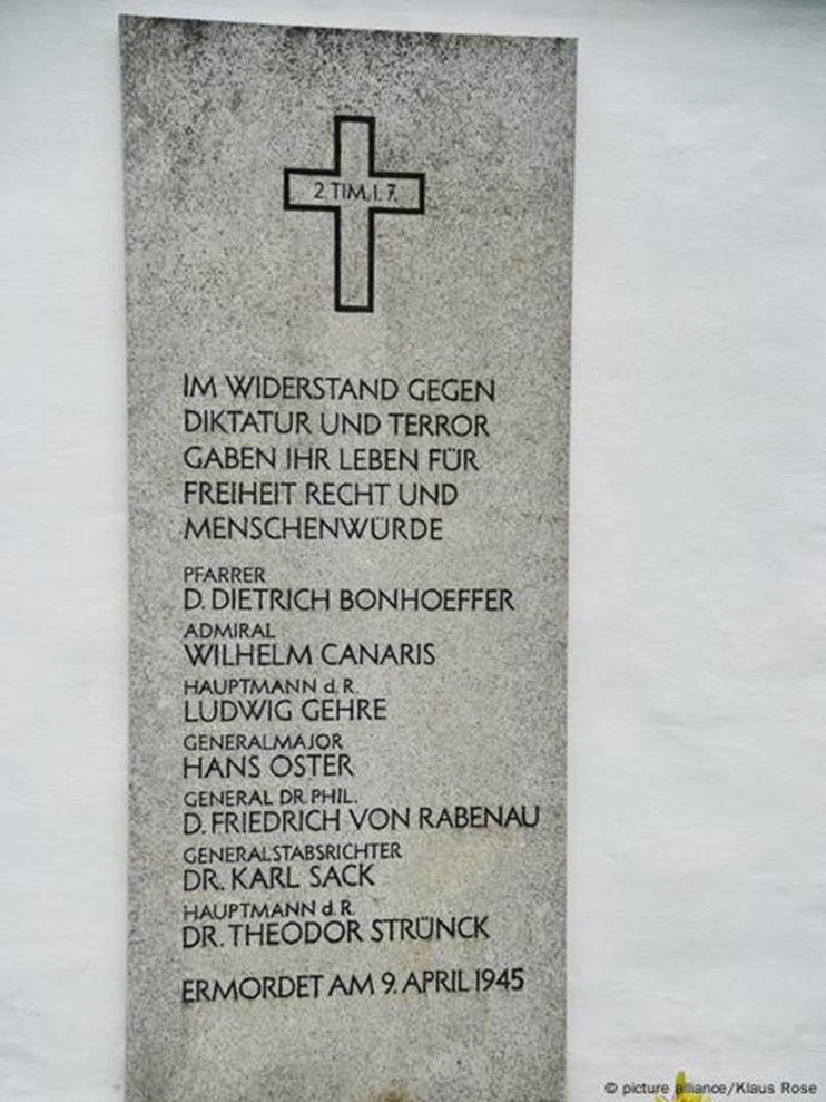 9 IV 1945 roku, Niemcy powiesili duchownego, myśliciela, nominalnie agenta kontrwywiadu/wywiadu wojskowego III Rzeszy. Bonhoeffer był pro-liferem i piewcą myślenia krytycznego. Dlaczego zwerbował go szef Abwehry Canaris? Czy jego rozważania są aktualne w epoce dezinformacji? 🧵