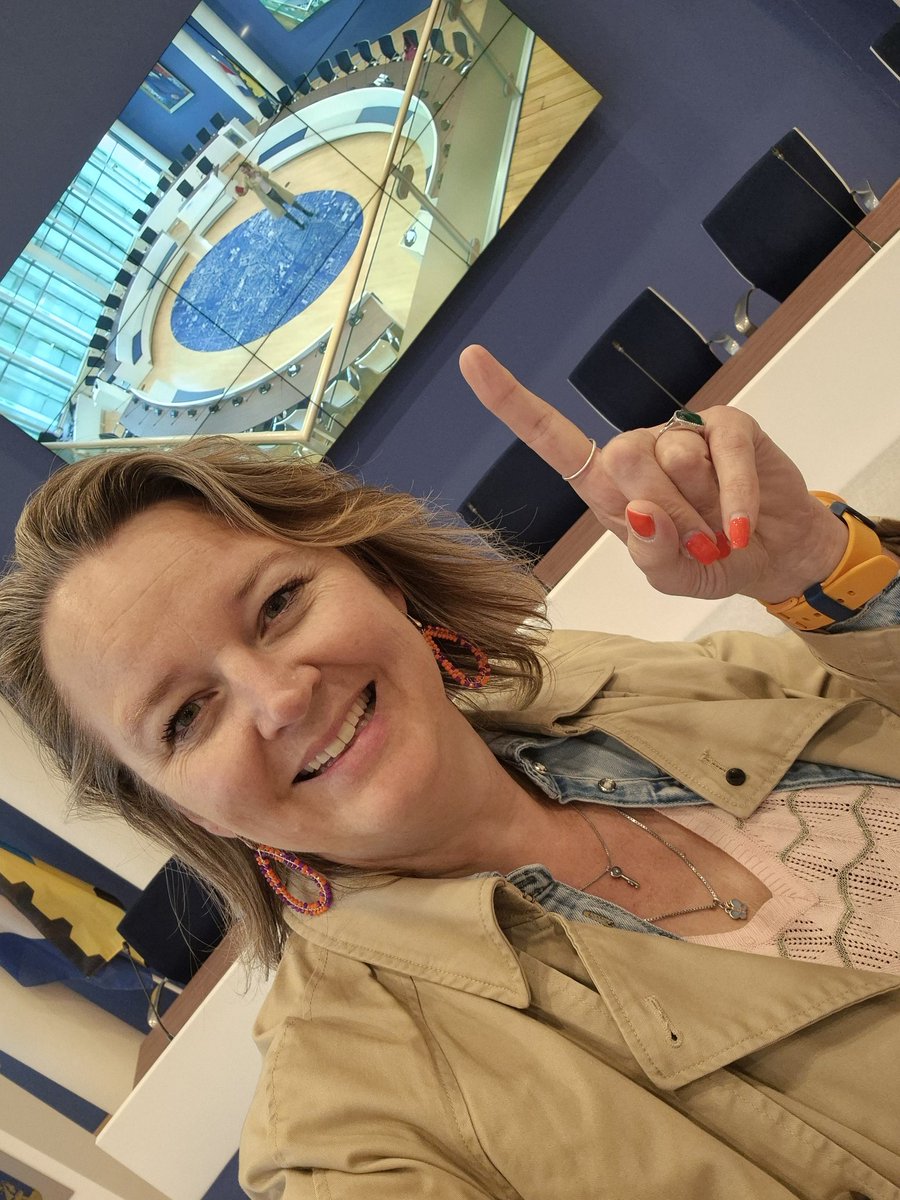 Wil jij hier ook staan?
Midden in de politieke arena, actief betrokken bij wat er speelt in <a href="/gemVeenendaal/">gemeente Veenendaal</a>? Ik schuif graag bij je aan om te vertellen over het raadswerk, over hoe leuk, betekenisvol het is om dit te mogen doen. Laat je inspireren, mss is dit ook wel iets voor jou