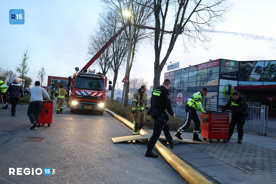 regio15's tweet photo. Hulpdiensten helpen bij de zeer grote brand in #Zoetermeer mee met het in veiligheid brengen van kostbare spullen. Bekijk de laatste beelden: https://t.co/PeJQwMW2uo https://t.co/qLX1HOSd8Y