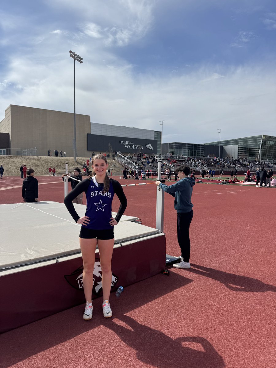 starsbravestf's tweet photo. Kyra Beckman starts off our qualifiers in high jump ! She cleared 5’1” ! https://t.co/9buXeNyiyG