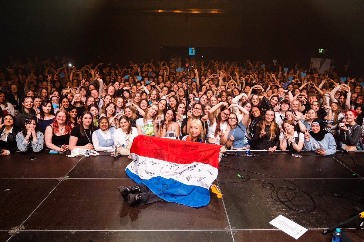 hannahhbbahng's tweet photo. DANKJEWEL UTRECHT!!! u were all so beautiful i miss you!!! IK HOU VAN JULLIE 💙

#TheAbysmalTour https://t.co/RBjkWKoDIT