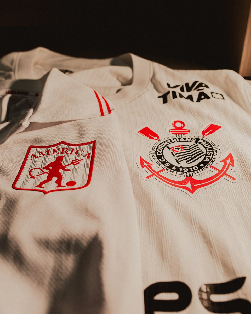 Corinthians's tweet photo. Dois escudos, uma mesma lenda. 8️⃣

Hoje a homenagem é para você, Rincón! 🖤🤍

#AMExSCCP
#VaiCorinthians https://t.co/CRSiHOObfp