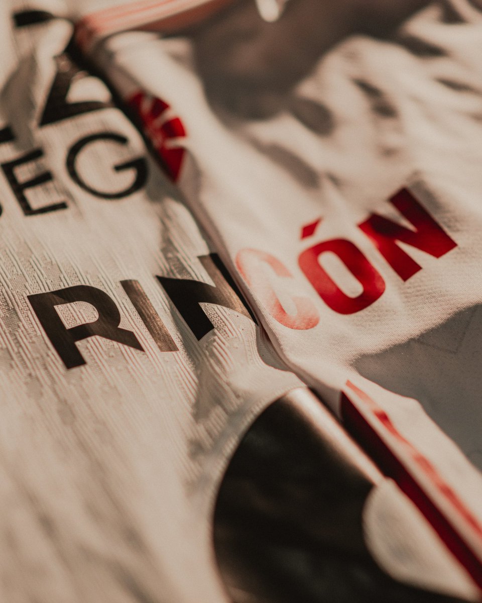 Corinthians's tweet photo. Dois escudos, uma mesma lenda. 8️⃣

Hoje a homenagem é para você, Rincón! 🖤🤍

#AMExSCCP
#VaiCorinthians https://t.co/CRSiHOObfp