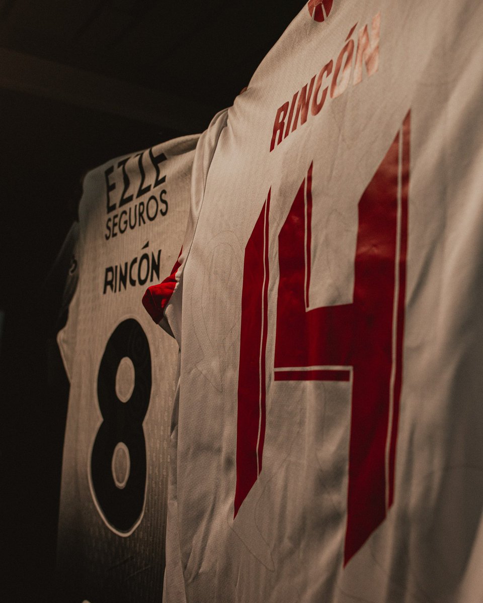 Corinthians's tweet photo. Dois escudos, uma mesma lenda. 8️⃣

Hoje a homenagem é para você, Rincón! 🖤🤍

#AMExSCCP
#VaiCorinthians https://t.co/CRSiHOObfp