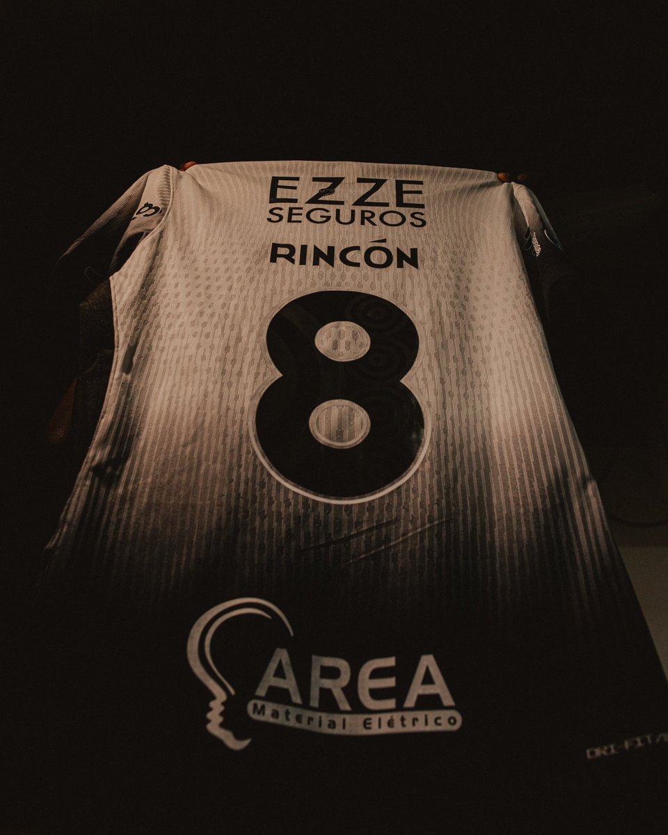 Corinthians's tweet photo. Dois escudos, uma mesma lenda. 8️⃣

Hoje a homenagem é para você, Rincón! 🖤🤍

#AMExSCCP
#VaiCorinthians https://t.co/CRSiHOObfp
