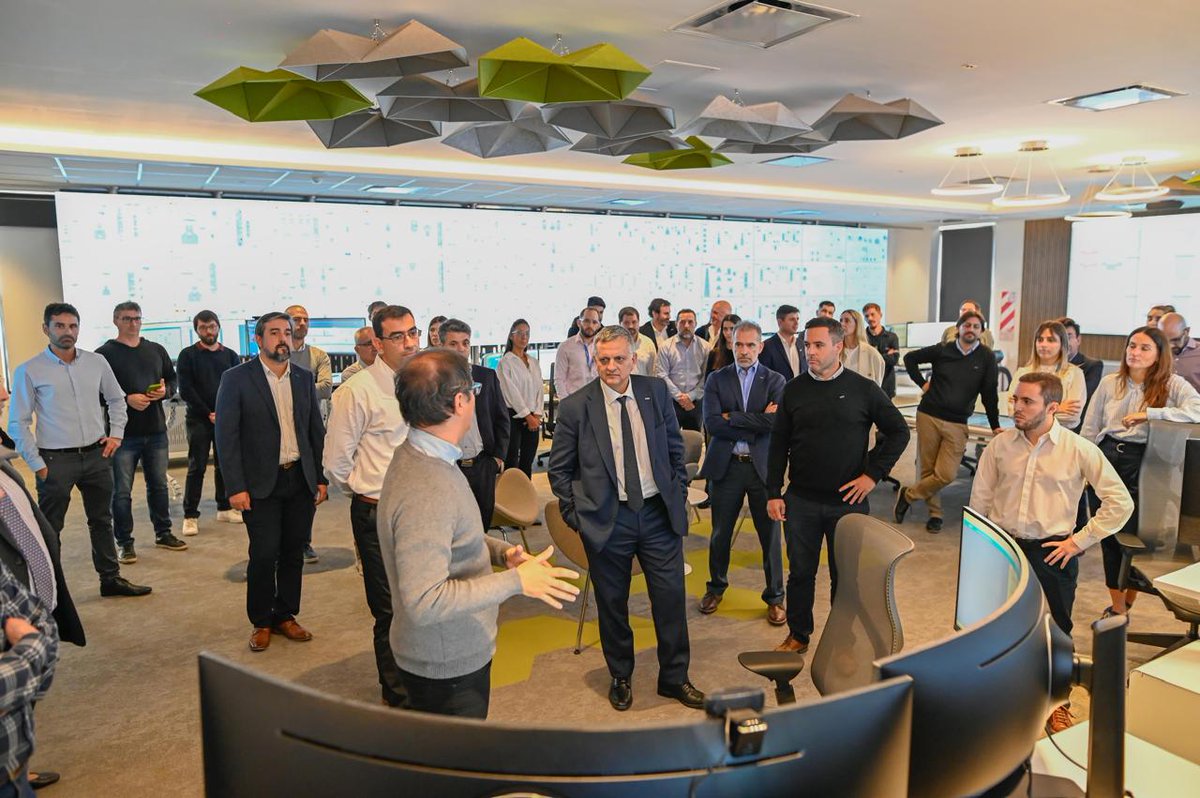 YPFLaPlata's tweet photo. Revolucionamos la producción del Complejo Industrial La Plata con la nueva sala de Real Time Intelligence Center (RTIC) https://t.co/xLLcne4Sps