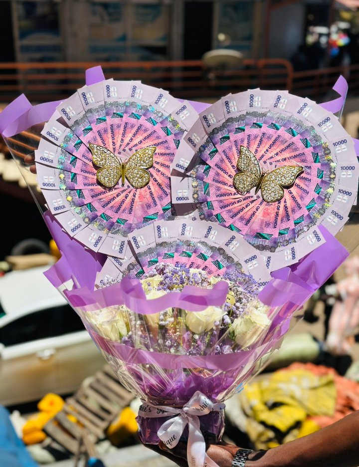 SopheeBatendera's tweet photo. #GoViral #suprise #cakes #Balloons #flowercake #money 
0701298022-0785385717 https://t.co/pjrCwoaat6