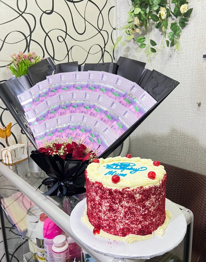 SopheeBatendera's tweet photo. #GoViral #suprise #cakes #Balloons #flowercake #money 
0701298022-0785385717 https://t.co/pjrCwoaat6
