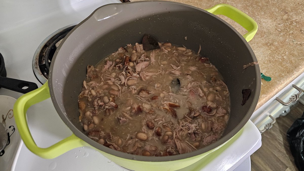TreyPfromCali's tweet photo. Since @MrGee54 like posting food, imma switch it up with the pinto beans and turkey necks...#BlackMenCook https://t.co/lGrQ9bu3zx