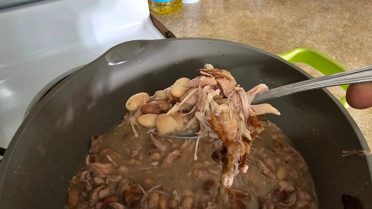 TreyPfromCali's tweet photo. Since @MrGee54 like posting food, imma switch it up with the pinto beans and turkey necks...#BlackMenCook https://t.co/lGrQ9bu3zx