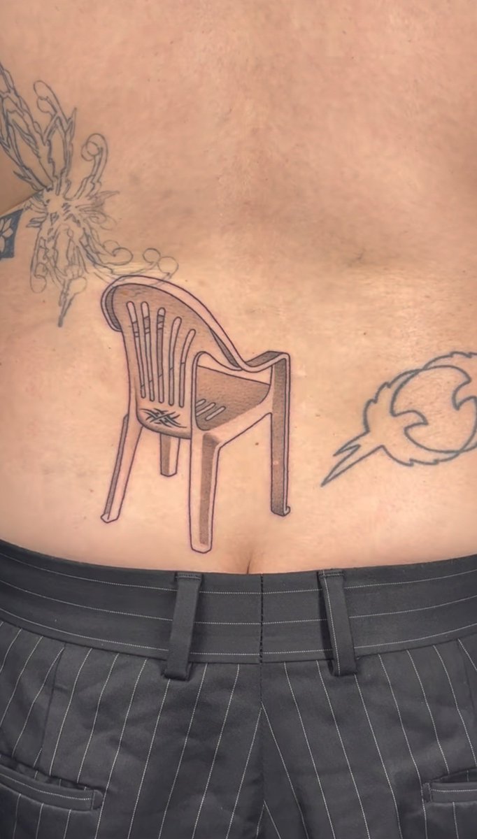 MoriYuzan's tweet photo. I want a tramp stamp like this so bad https://t.co/go7I6Eh3ko